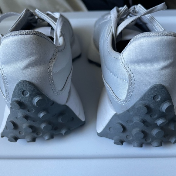 New Balance 327 sneakers EUC NWOB metallic silver - Picture 6 of 6